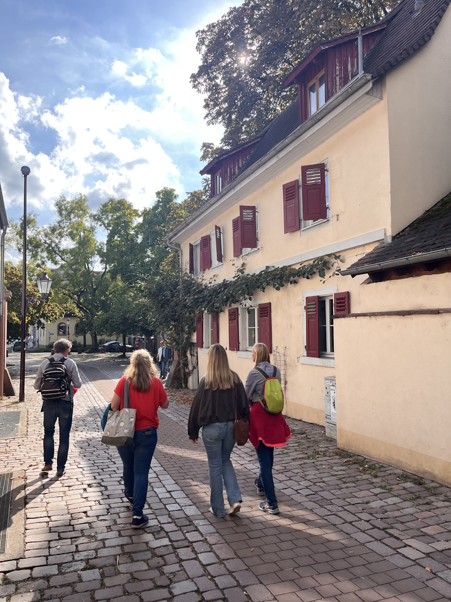 Herr Krug führt durch die Gassen der Durlacher Altstadt. Image