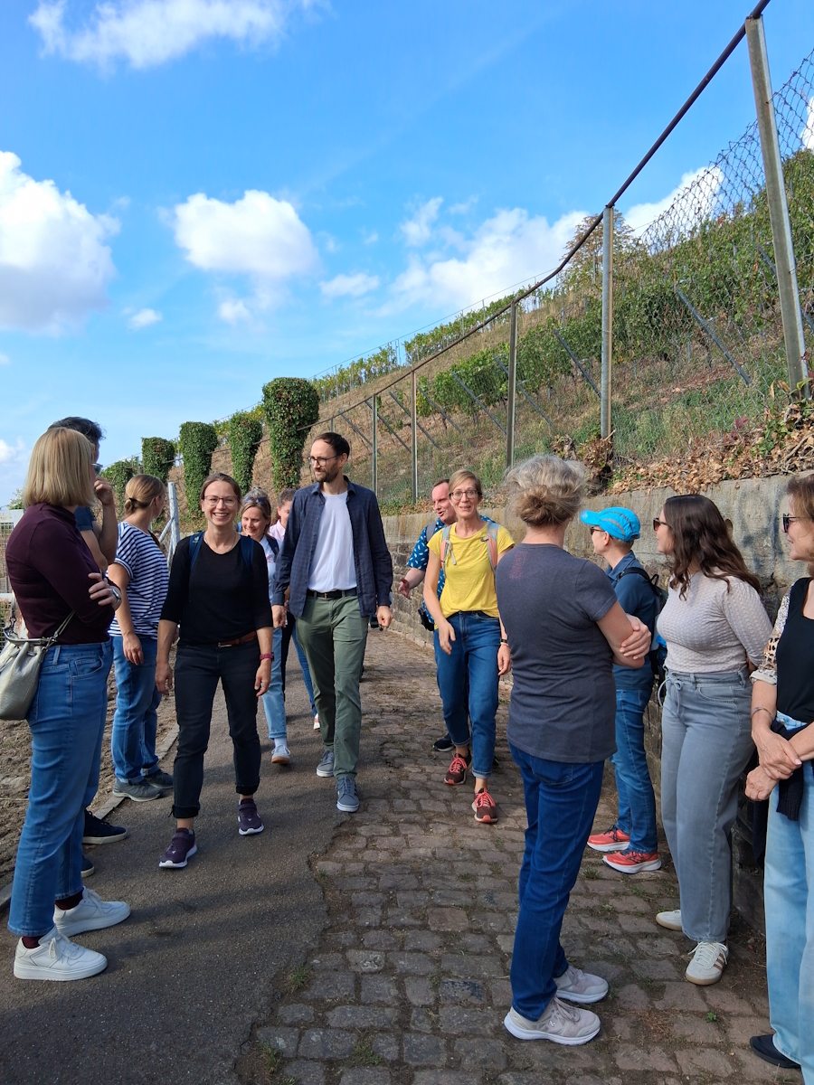 In den Weinbergen kreuzen sich die Wege der Wander- und Weingruppe. Image