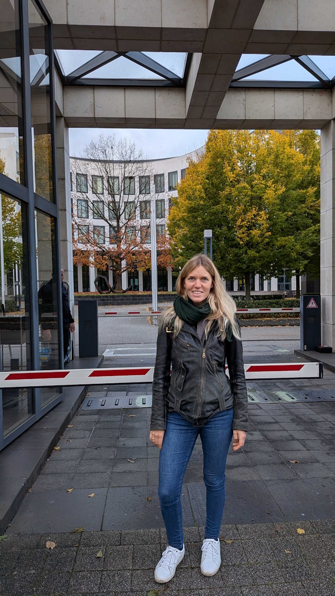 Frau Gutstein vor dem Bundesgerichtshof Image