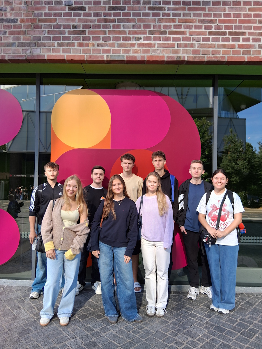 10b in der Experimenta Heilbronn (mit Frau Liu und Frau Knobloch) Image