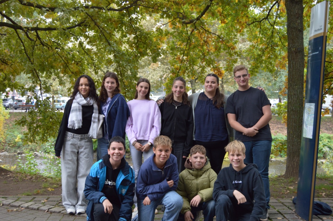 PR-Team: Ada Sutic, Emilia Edlinger, Romi Löffler, Sarah Zoe Miotto, Letizia Schwinger, Luca Karrenbach (hinten, v.l.n.r.) sowie Fabian Klutinus, Jakob Hermann, Ben Barton und Luc Busse (vorne, v.l.n.r.) Image